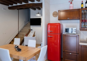 Cocina con la mesa de comedor en madera