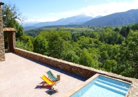 Amplia zona de piscina con hamacas