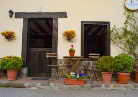 Coriscao dormitorio con varias camas y ventana