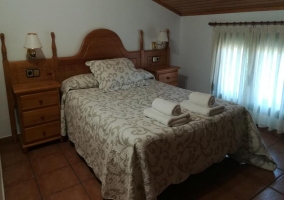 Apartamento dormitorio de matrimonio con toallas