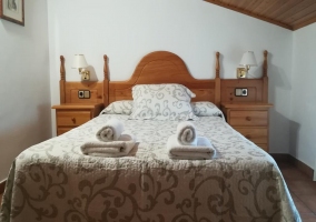 Apartamento dormitorio doble con colchas de cuadros