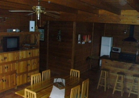 Sala de estar con muebles en madera