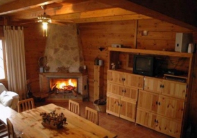 Sala de estar en madera con la chimenea