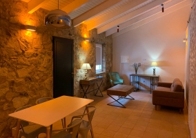 Salón comedor con la cocina al fondo