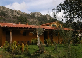 Acceso y fachada de la vivienda