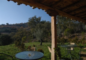 Mobilario de jardín en la terraza de la vivienda