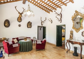 Sala de estar con mesa de comedor y chimenea