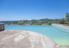 Acceso a la piscina infinita