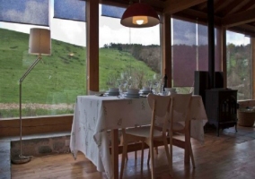 Detalle de la chimenea en medio del salon en la  casa rural