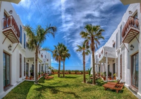 Disfruta del aire libre en el solarium del jardín con tumbonas