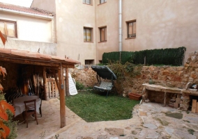 Sala de esar con chimenea y mesa de comedor con sillas