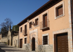 Vista exterior de la casa y balcones