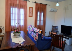 Salón con mesa de comedor