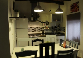 Cocina completa en blancos y grises