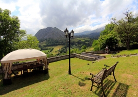 Barbacoa en el jardín