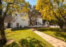 Acceso a la casa con caminos y jardines