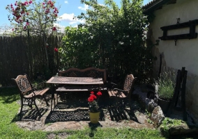 Sala de estar con chimenea en la esquina