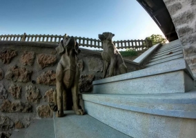 Escaleras de acceso a la recepción