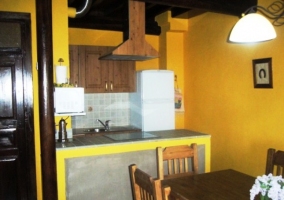 Cocina con nevera