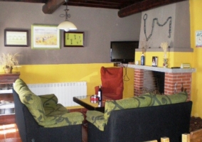 Sala de estar con chimenea