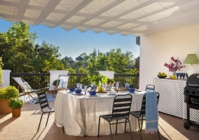 Sala de estar con agradable mesa azul