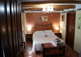 Habitación con cama de matrimonio