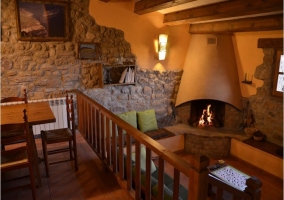 Salón con chimenea y sofás de obra