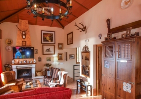 Sala de estar con chimenea junto a la mesa de comedor