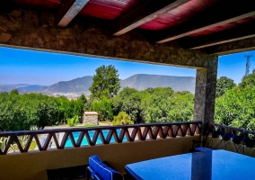 Sala de estar con chimenea desde la cocina