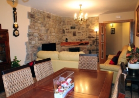 Recibidor de la casa rural con mueble de madera y decoración artificial