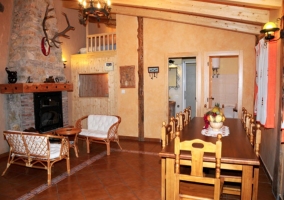 Mesa de comedor en el salón de la casa rural