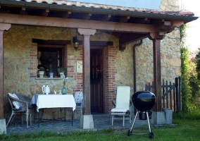 Porche exterior de la casa con barbacoa móvil