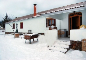 Fachada exterior con caballos pastando