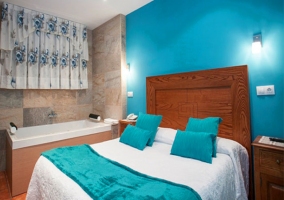 Habitación hidromasaje y balcón