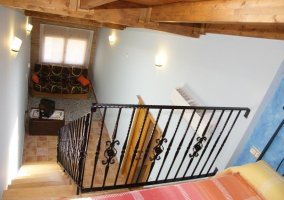 Sala de estar con vigas de madera en el techo