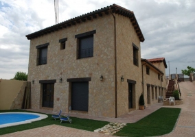 Fachada de la casa rural segoviana con piscina