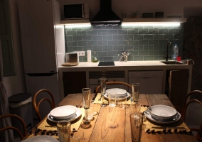 Cocina con mesa 