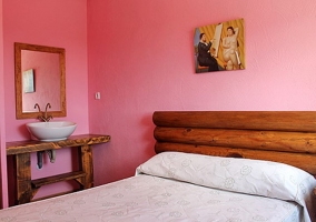 Dormitorio pistacho con cama de matrimonio