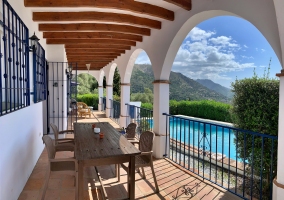 Terraza y vistas de la piscina