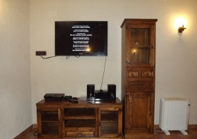 Sala de estar con mueble donde se apoya el televisor