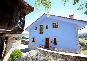 Casa rural independiente con fachada de piedra