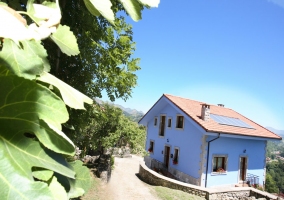 Casa rural  La Jontina con flores rojas