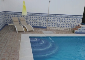 Piscina con jardín