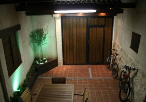 Patio interior con escaleras de casa rural