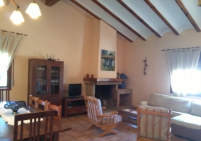 Sala de estar con chimenea