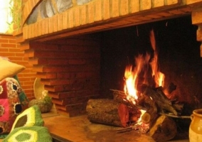 Chimenea y sofá de la casa rural