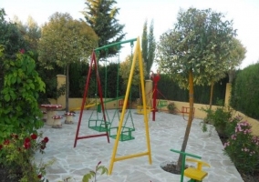 Jaula con pájaros en el jardín