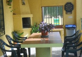 Parque infantil con columpios