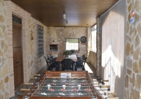 Sala de estar con mesa de comedor y chimenea