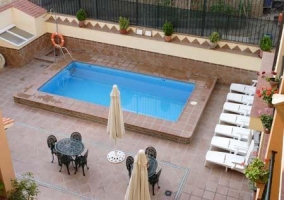 Piscina con mobiliario